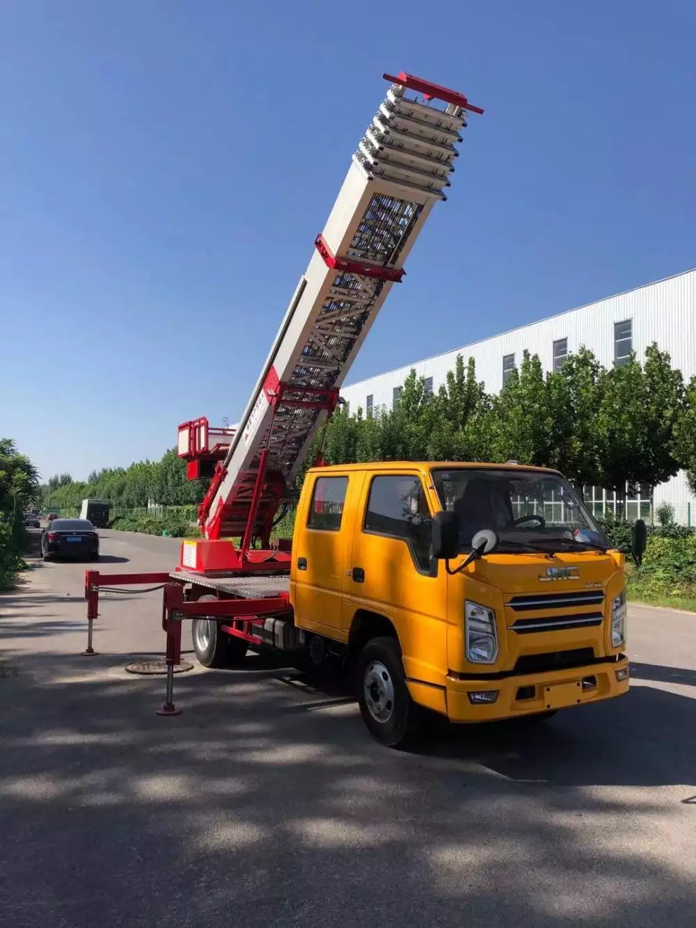 攀枝花附近的云梯车出租服务：轻松解决高空作业需求